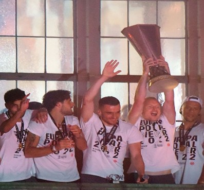 Frankfurt prepare for Champions League amid Europa triumph carnival Frankfurt prepare for Champions League amid Europa triumph carnival