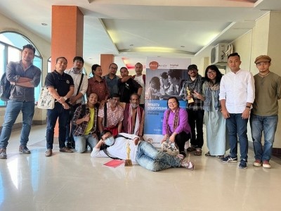 Manipur entrepreneurs give cash awards to 8 documentary filmmakers