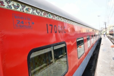 Medical team jumps from moving Rajdhani Express at Bihar station