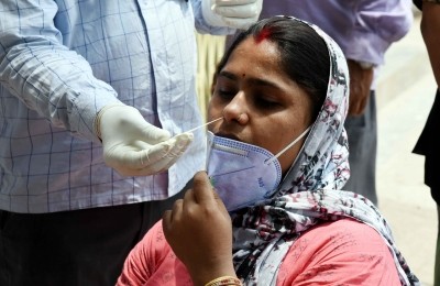 Delhi reports decline in fresh Covid cases, 1 more death