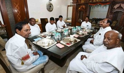 KCR, Deve Gowda discuss 'topics of national importance'