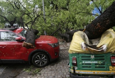 Squally winds, rains lash Delhi-NCR; cause traffic jams, uproot trees Squally winds, rains lash Delhi-NCR; cause traffic jams, uproot trees