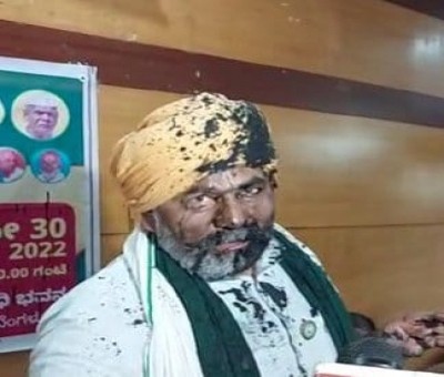 Black paint thrown at Rakesh Tikait in B'luru, 3 nabbed Black paint thrown at Rakesh Tikait in B'luru, 3 nabbed