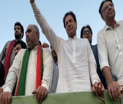 Imran puts onus on country's institutions to 'save' Pakistan Imran puts onus on country's institutions to 'save' Pakistan