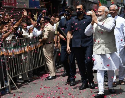 Modi breaks security protocol to accept mother's portrait in Shimla Modi breaks security protocol to accept mother's portrait in Shimla