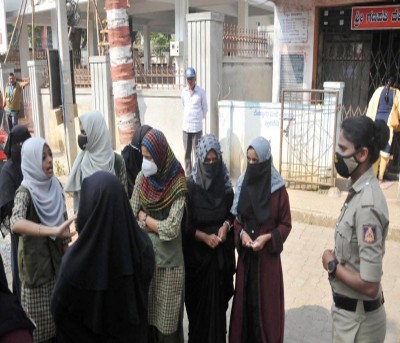 Hijab-clad college students in K'taka sent back Hijab-clad college students in K'taka sent back