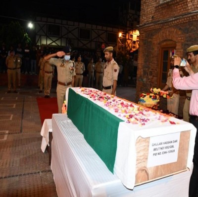 Hundreds participate in slain J&K policeman's funeral
