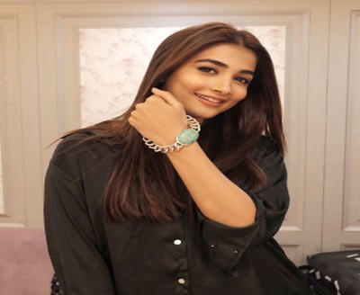 Pooja starts shooting for 'Kabhi Eid Kabhi Diwali' with Salman's lucky bracelet Pooja starts shooting for 'Kabhi Eid Kabhi Diwali' with Salman's lucky bracelet