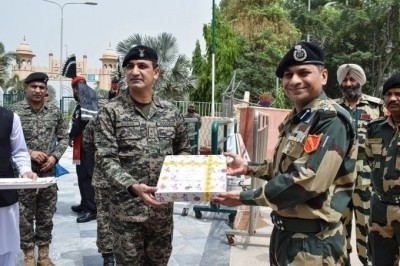 Indian, Pakistan armies exchange sweets on LoC on Eid Indian, Pakistan armies exchange sweets on LoC on Eid