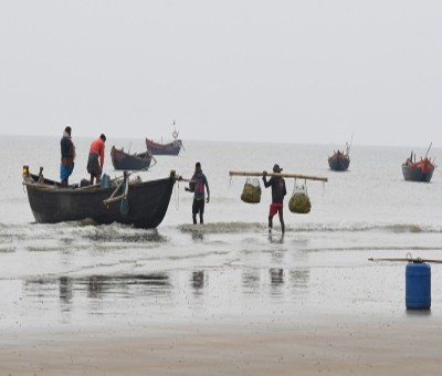 BSF apprehends 2 Pak fishermen, seize 4 boats in Kutch BSF apprehends 2 Pak fishermen, seize 4 boats in Kutch
