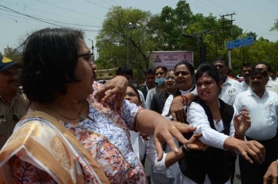 Lawyers in Bhopal stage protest against attack on colleague