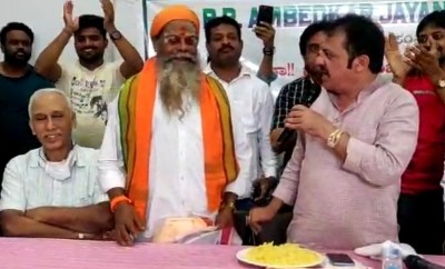 K'taka Cong MLA eats food removed from Dalit seer's mouth, video goes viral K'taka Cong MLA eats food removed from Dalit seer's mouth, video goes viral