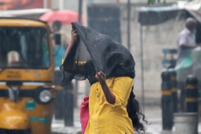Rain plays spoilsport to Diwali celebrations in TN Rain plays spoilsport to Diwali celebrations in TN