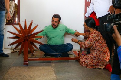 Salman tries his hand at 'charkha' in Sabarmati Ashram