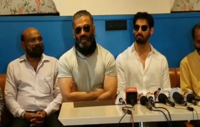 Suniel Shetty visits hometown in K'taka, prays for success of his son's debut movie 'Tadap' Suniel Shetty visits hometown in K'taka, prays for success of his son's debut movie 'Tadap'