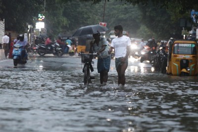 Chennai goes under water, red alert issued for several TN dists Chennai goes under water, red alert issued for several TN dists