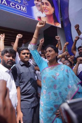 Sharmila to stage 72-hr protest to show solidarity with T'gana farmers Sharmila to stage 72-hr protest to show solidarity with T'gana farmers