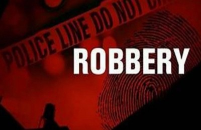 Highway robbers smuggling liquor in looted cars in Bihar's Gopalganj Highway robbers smuggling liquor in looted cars in Bihar's Gopalganj