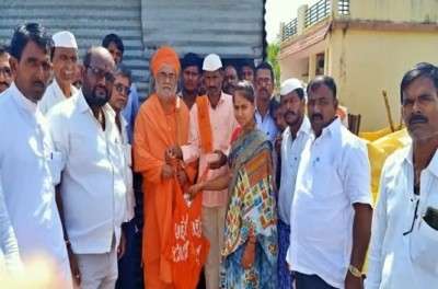 K'taka Lingayat seer goes door to door-to-collect funds for school building