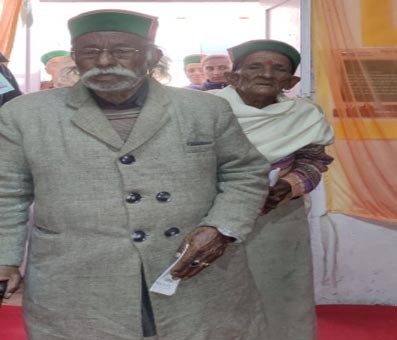 90-yr-old casts his vote at school opened in 1890 in Himachal 90-yr-old casts his vote at school opened in 1890 in Himachal
