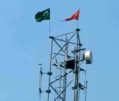 Islamic flag removed from mobile tower in UP Islamic flag removed from mobile tower in UP