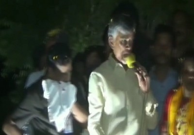 Stone pelting on Chandrababu Naidu's convoy Stone pelting on Chandrababu Naidu's convoy