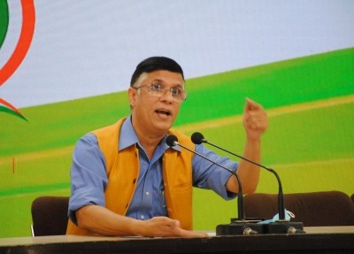 Guj Congress alleges AAP leaders bring cash in chartered flights, questions BJP's silence Guj Congress alleges AAP leaders bring cash in chartered flights, questions BJP's silence