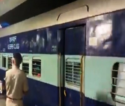 Child falls off train, father jumps out to save her; both die