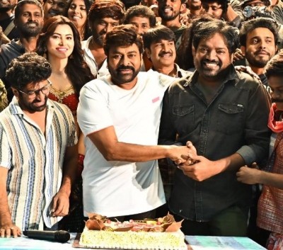 Chiranjeevi celebrates Meher Ramesh's b'day on 'Walter Veerayya' sets