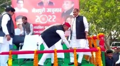 Akhilesh touches Shivpal's feet in Mainpuri