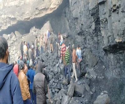 Clash over illegal coal mining leaves 6 injured in Dhanbad Clash over illegal coal mining leaves 6 injured in Dhanbad