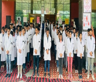 Doctors' association observes 'black day' against Haryana bond policy Doctors' association observes 'black day' against Haryana bond policy
