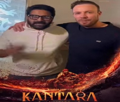 AB de Villiers poses with Rishabh Shetty, gives shoutout to 'Kantara'