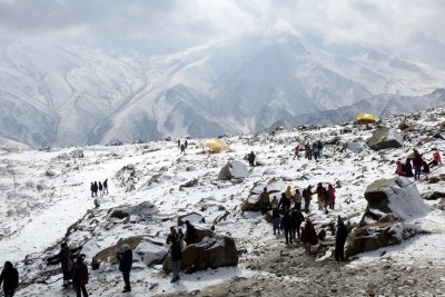3 tourists stranded in Gulmarg rescued by police 3 tourists stranded in Gulmarg rescued by police