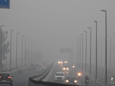 Smog envelops Delhi, AQI remains in 'very poor' category