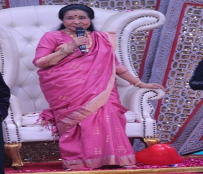 Asha Bhosle brings along personal ornaments to honour best 'Li'l Champ'
