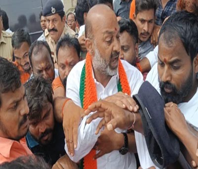 Telangana police stop state BJP Chief ahead of 'padayatra'