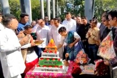 Controversy over Kamal Nath's cake cutting, BJP accuses him of insulting Hindus Controversy over Kamal Nath's cake cutting, BJP accuses him of insulting Hindus