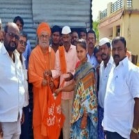 K'taka Lingayat seer goes door to door-to-collect funds for school building
