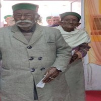 90-yr-old casts his vote at school opened in 1890 in Himachal
