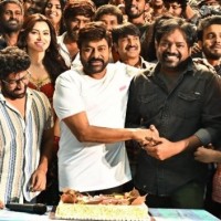 Chiranjeevi celebrates Meher Ramesh's b'day on 'Walter Veerayya' sets