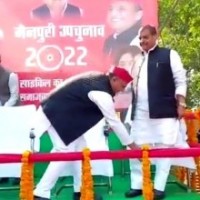 Akhilesh touches Shivpal's feet in Mainpuri