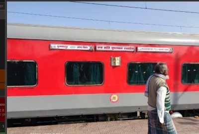 Major accident averted as Sapt Kranti Express hits pole Major accident averted as Sapt Kranti Express hits pole