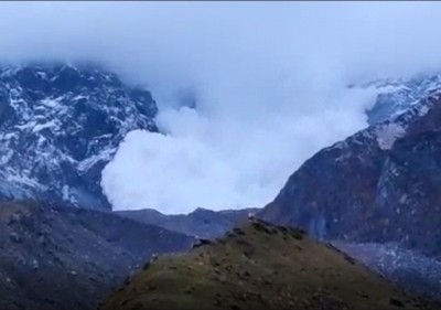 Avalanche again hits hills near Kedarnath temple Avalanche again hits hills near Kedarnath temple
