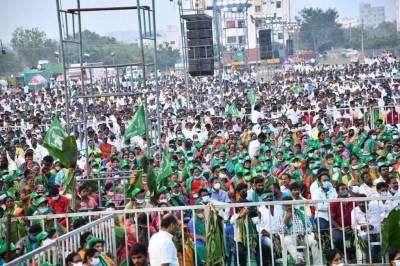 Amaravati farmers pause Padyatra over standoff with police