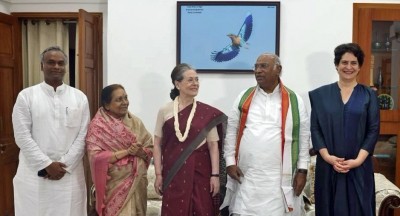 Sonia visits Kharge, congratulates him on winning Cong prez poll Sonia visits Kharge, congratulates him on winning Cong prez poll