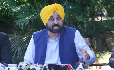 Angry farmers block road to Sangrur home of 'remote controlled' Mann Angry farmers block road to Sangrur home of 'remote controlled' Mann