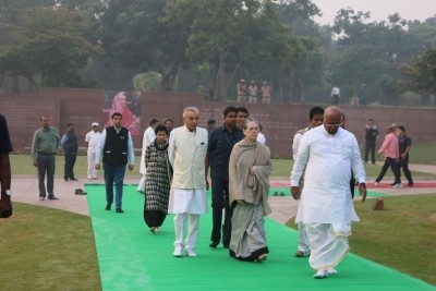 Sonia, Kharge pay tributes to Indira Gandhi on her death anniversary Sonia, Kharge pay tributes to Indira Gandhi on her death anniversary