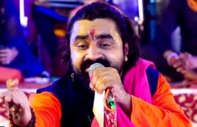 Singer asks Hindus to take up arms Singer asks Hindus to take up arms
