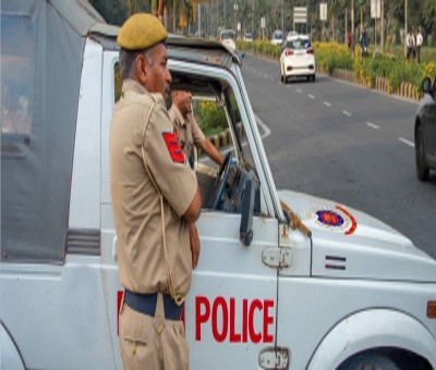 Delhi police nab two cyber cheats for duping people on the pretext of customer care support Delhi police nab two cyber cheats for duping people on the pretext of customer care support